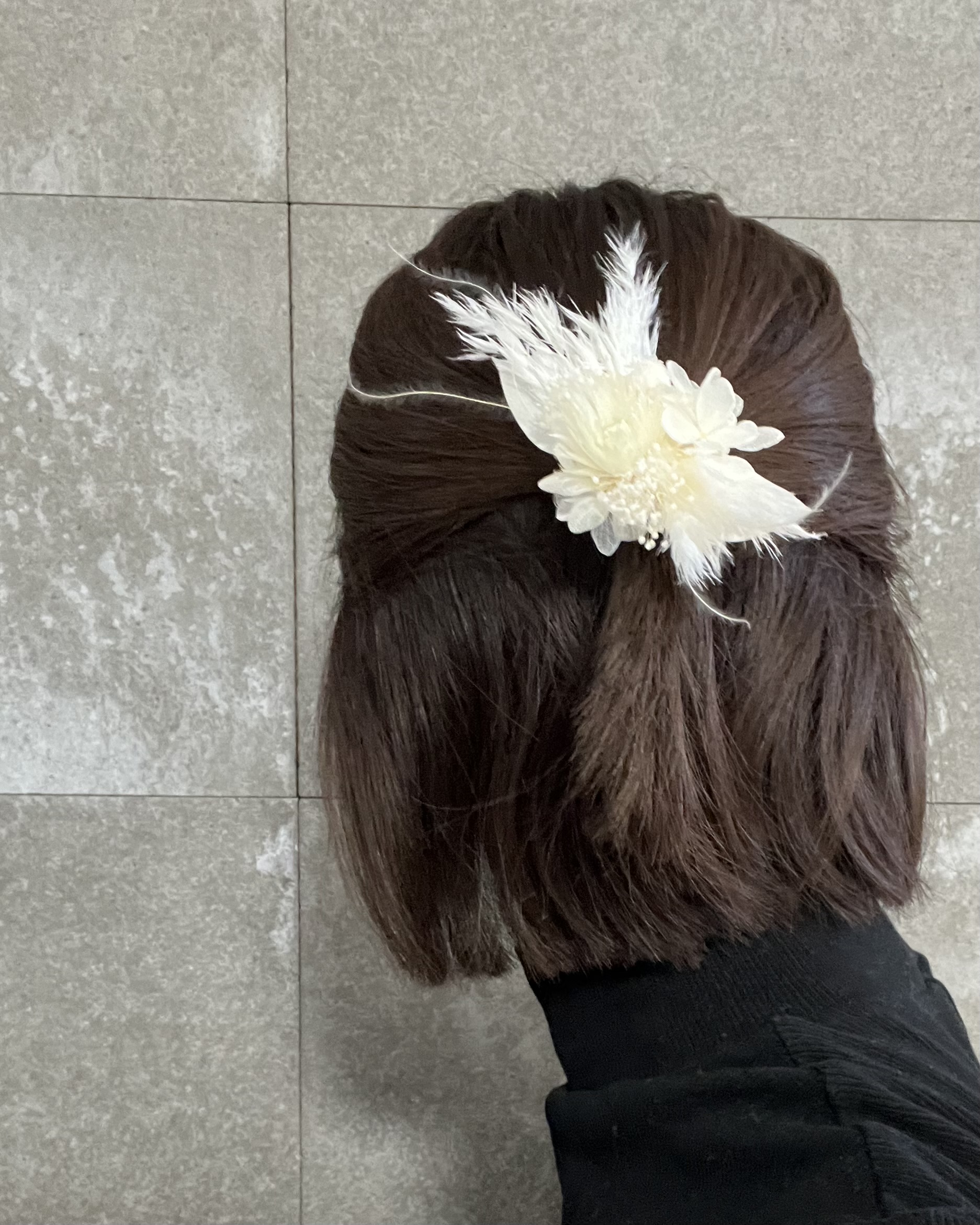 モダンなふわふわコサージュ